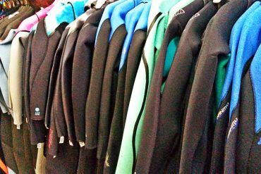 https://360guide.info/wp-content/uploads/2010/11/lots-of-wetsuits-370x247.jpg