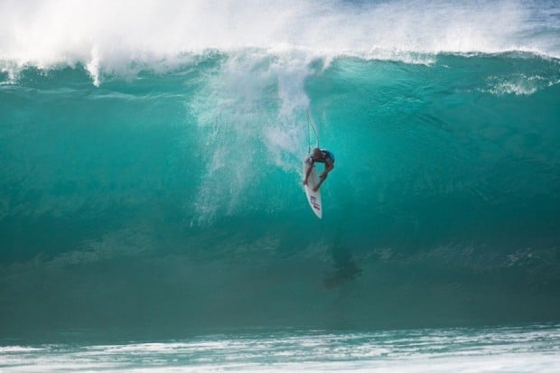 Kelly-Slater-at-Pipe-Masters_in_Hawaii_with_JohnJohnFlorence