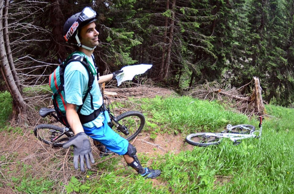 mountainbiker-reading-the-map-and-lost