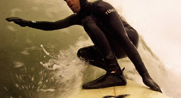 surfing-in-neoprene-wetsuit