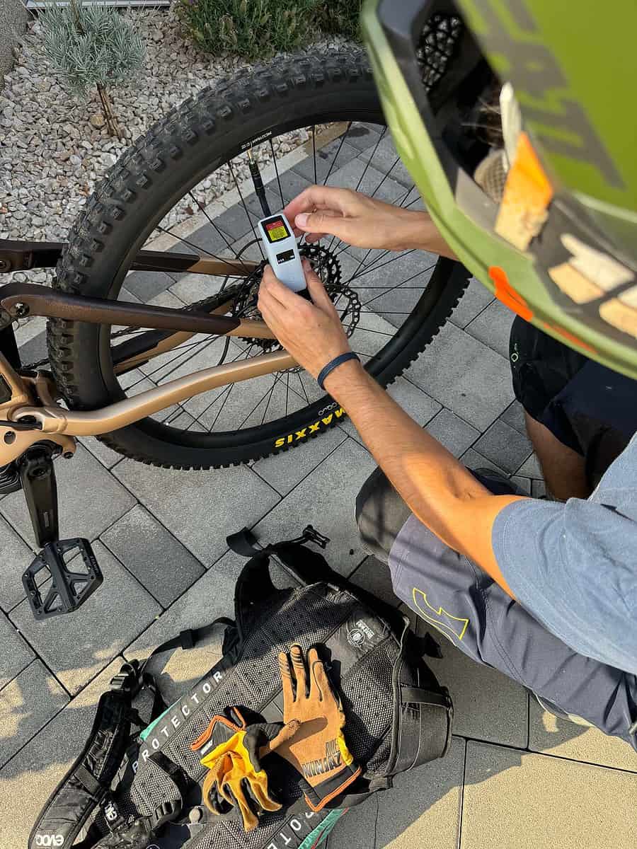 inflating mountain bike tires with tiny electric pump