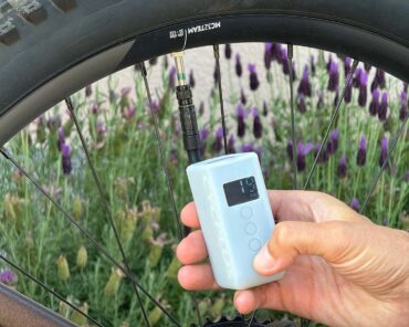 epump for mountain bikes showing tire pressure on the screen