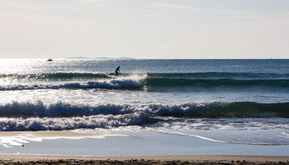 Surf picked up towards the evening, lots of fun. I even got to borrow my friends longboard and caught a couple of waves before it got completely dark.