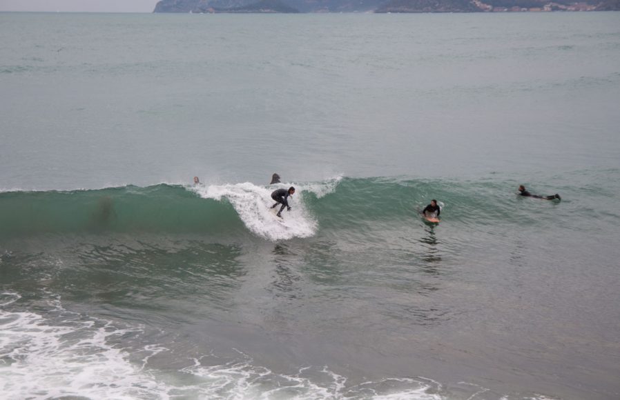 The wave really throws the lip near the rocks, you can get barreled here.